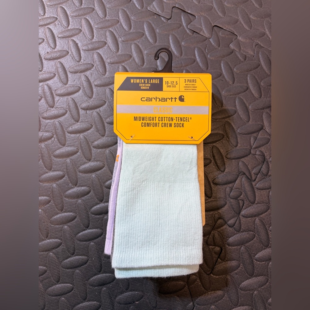 NWT women’s Carhartt crew socks size 10-12.5